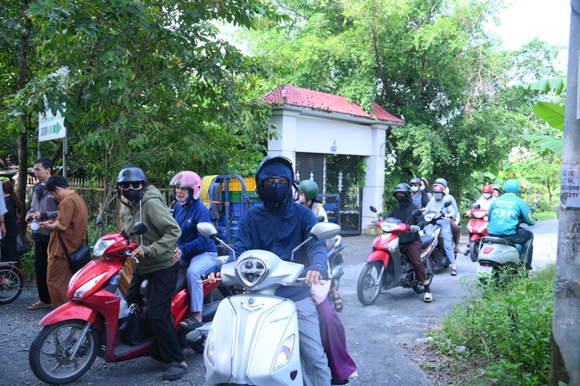 Phóng sinh tại bến phà Bình Mỹ.