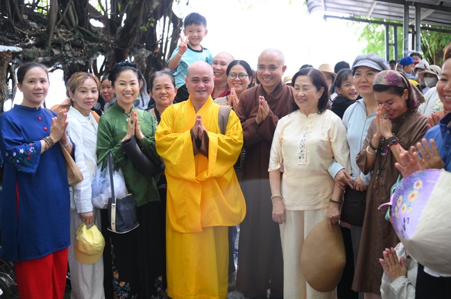 Phóng sinh tại bến phà Bình Mỹ.