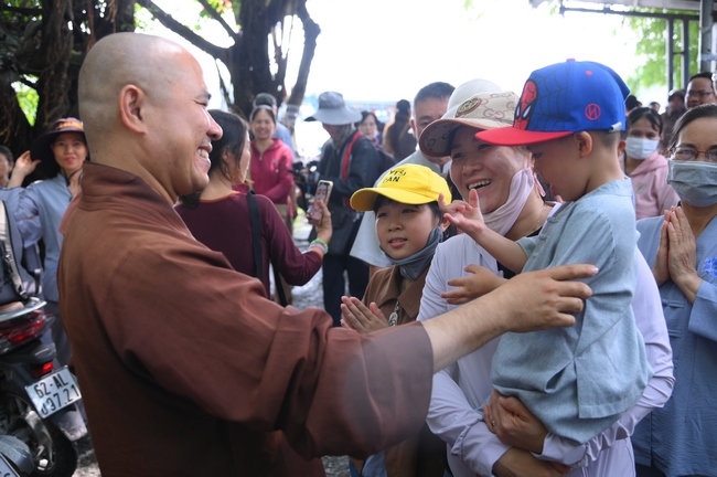 Phóng sinh tại bến phà Bình Mỹ.