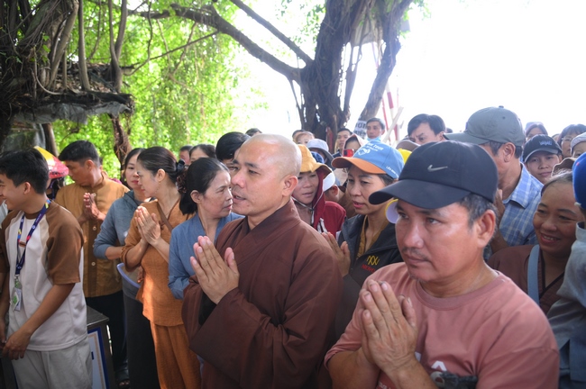 Phóng sinh tại bến phà Bình Mỹ.