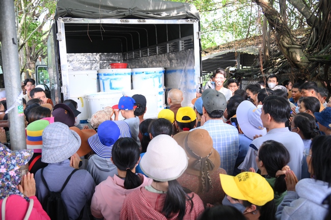 Phóng sinh tại bến phà Bình Mỹ.