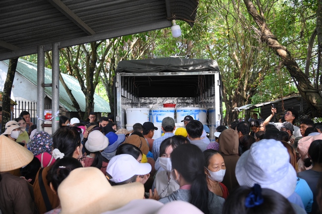 Phóng sinh tại bến phà Bình Mỹ.