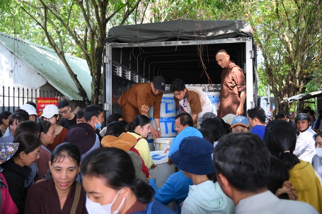 Phóng sinh tại bến phà Bình Mỹ.