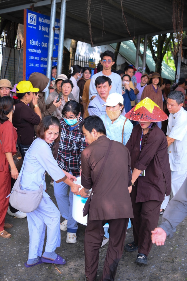 Phóng sinh tại bến phà Bình Mỹ.