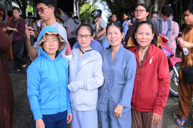 Phóng sinh tại bến phà Bình Mỹ.