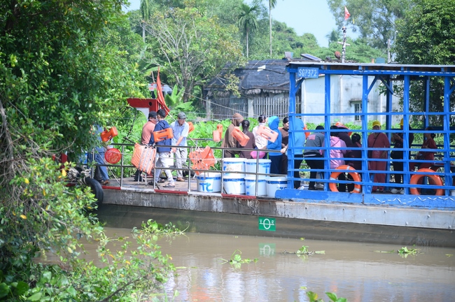 Phóng sinh tại bến phà Bình Mỹ.