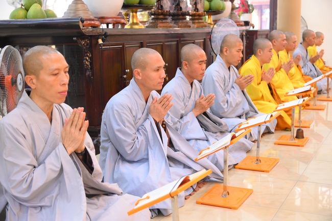Phóng sinh tại bến phà Bình Mỹ.