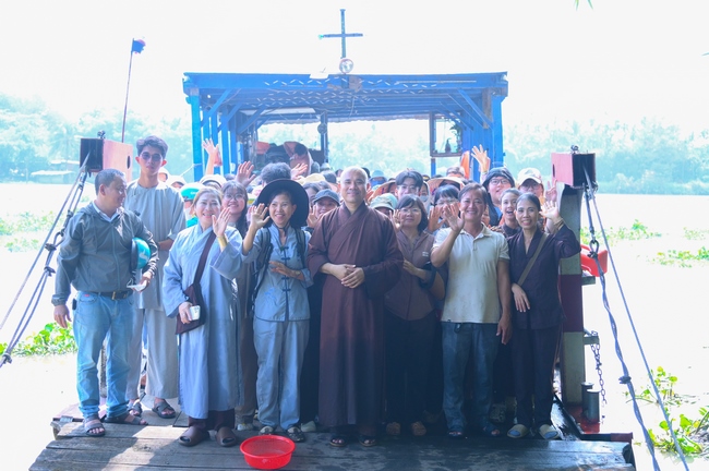 Phóng sinh tại bến phà Bình Mỹ.