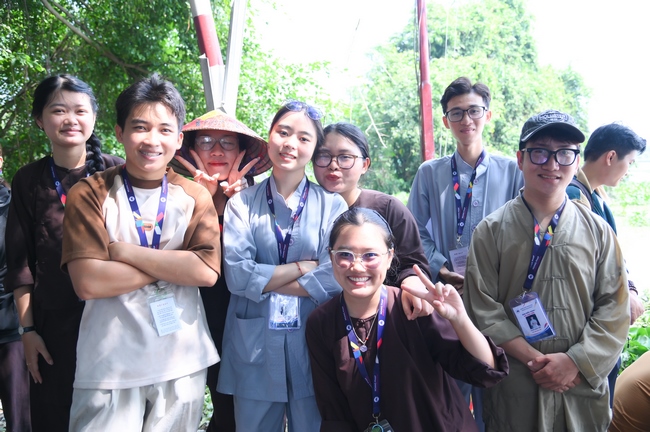 Phóng sinh tại bến phà Bình Mỹ.