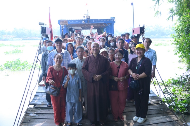 Phóng sinh tại bến phà Bình Mỹ.