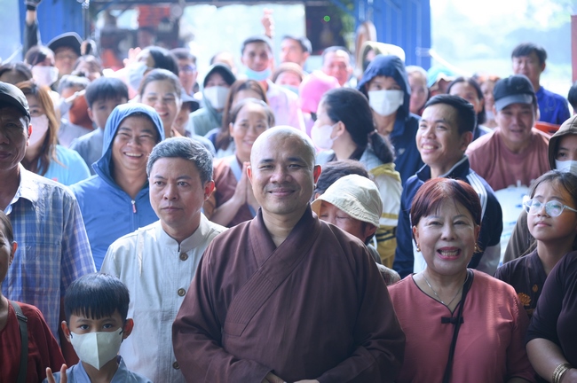 Phóng sinh tại bến phà Bình Mỹ.