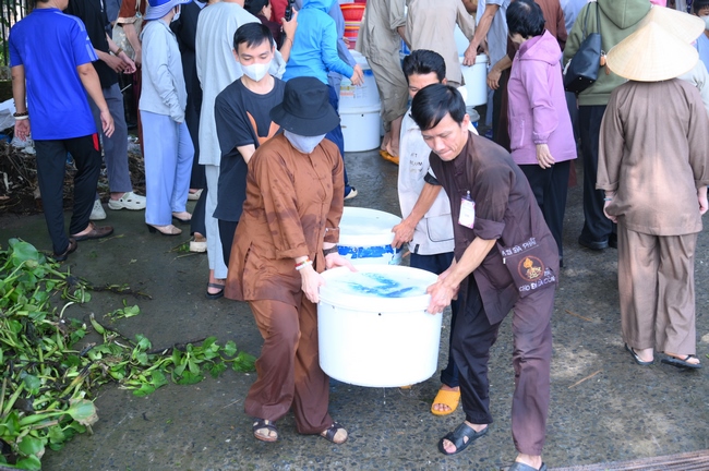 Phóng sinh tại bến phà Bình Mỹ.