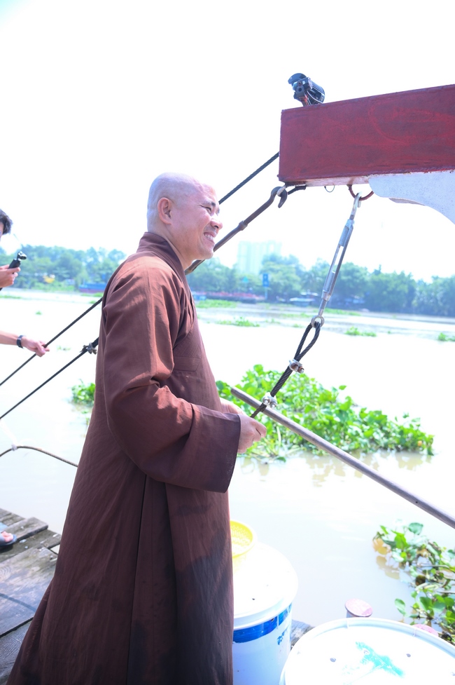 Phóng sinh tại bến phà Bình Mỹ.