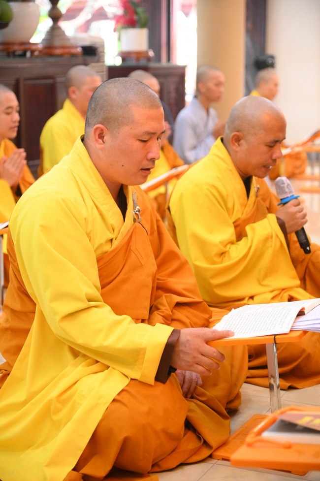 Phóng sinh tại bến phà Bình Mỹ.
