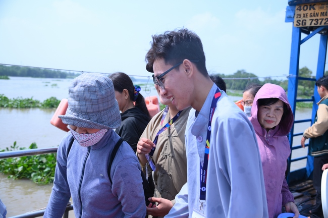 Phóng sinh tại bến phà Bình Mỹ.