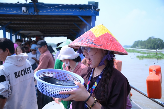 Phóng sinh tại bến phà Bình Mỹ.