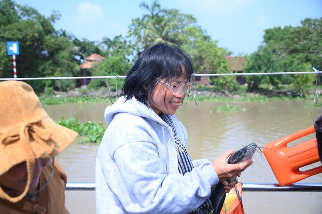 Phóng sinh tại bến phà Bình Mỹ.