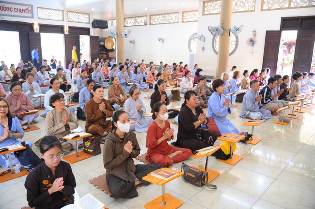 Phóng sinh tại bến phà Bình Mỹ.