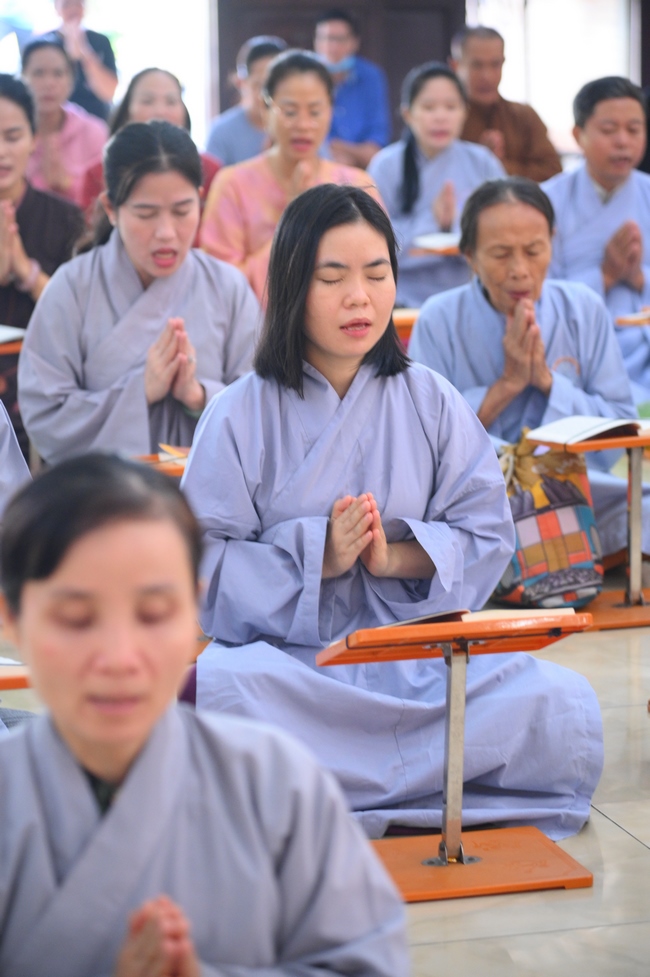 Phóng sinh tại bến phà Bình Mỹ.