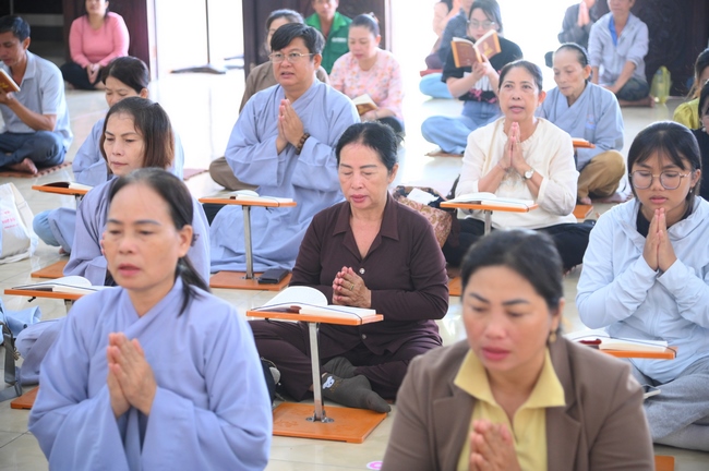 Phóng sinh tại bến phà Bình Mỹ.
