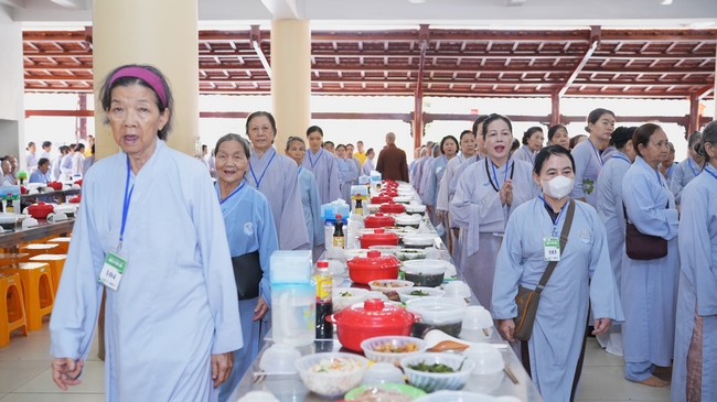 Nhập khóa Khóa tu Phật thất lần thứ 109.