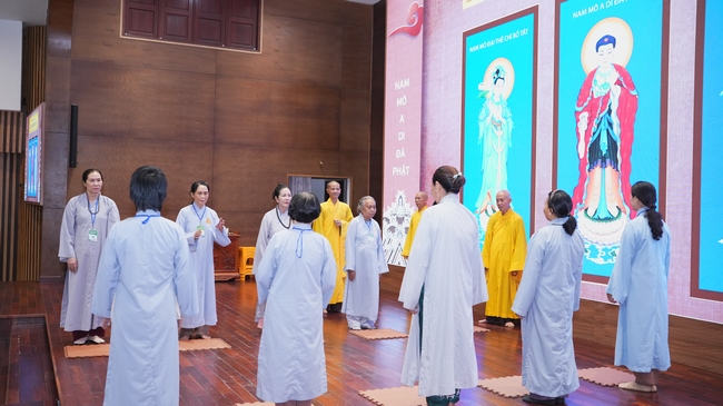 Nhập khóa Khóa tu Phật thất lần thứ 109.