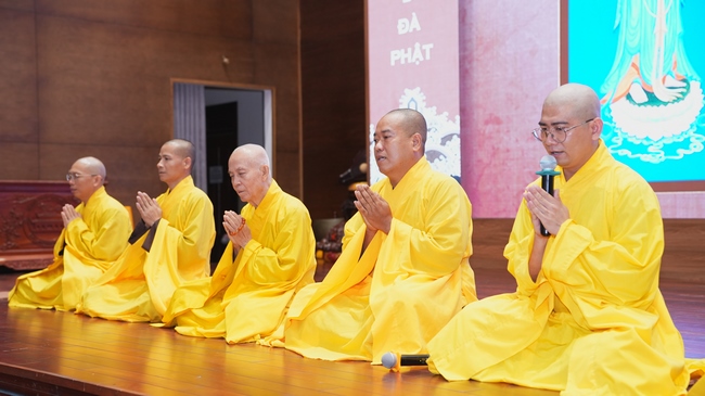 Nhập khóa Khóa tu Phật thất lần thứ 109.