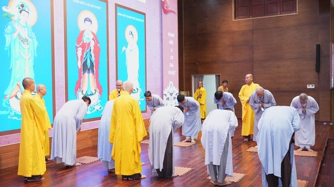 Nhập khóa Khóa tu Phật thất lần thứ 109.